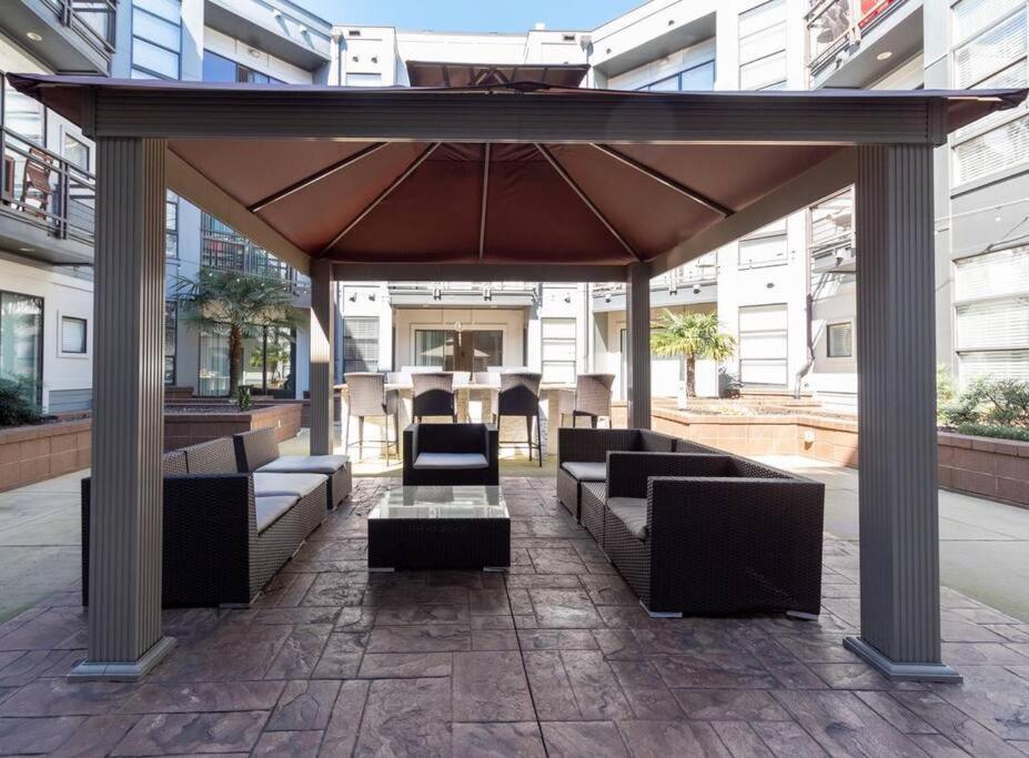 Luxury Apartment Wifi, Gym, Pool, Shops & Food! Unit 329 Шарлът Екстериор снимка