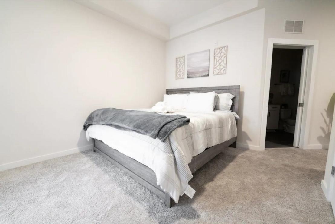 Luxury Apartment Wifi, Gym, Pool, Shops & Food! Unit 329 Шарлът Екстериор снимка