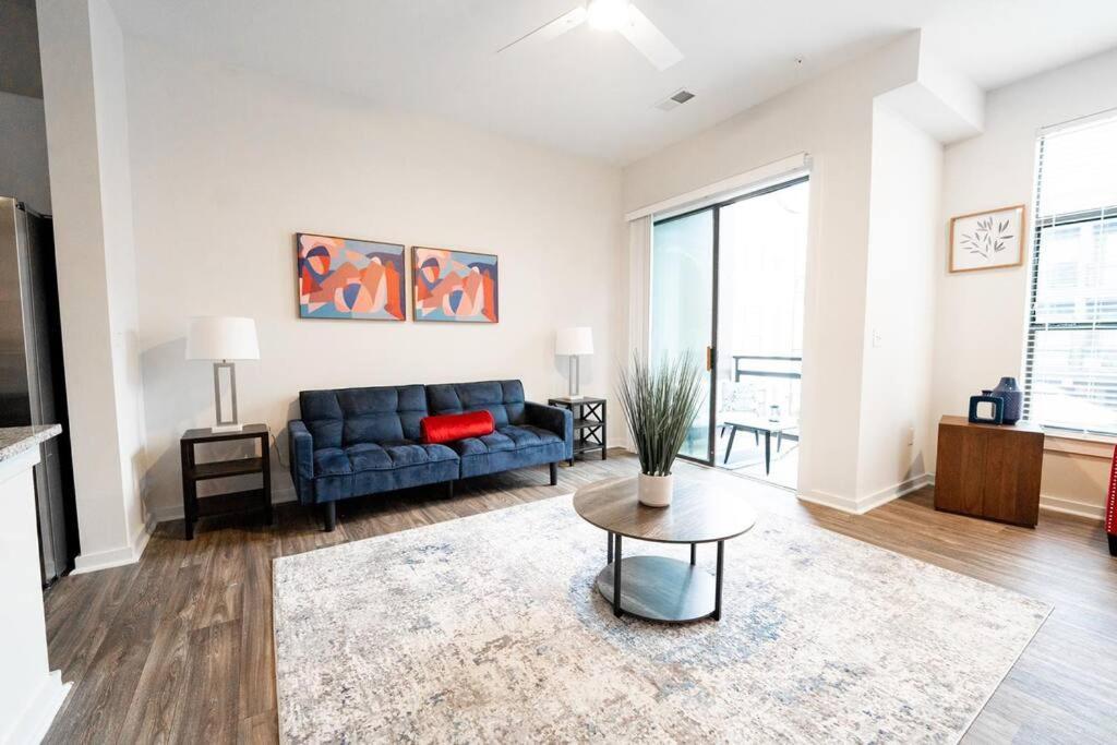 Luxury Apartment Wifi, Gym, Pool, Shops & Food! Unit 329 Шарлът Екстериор снимка