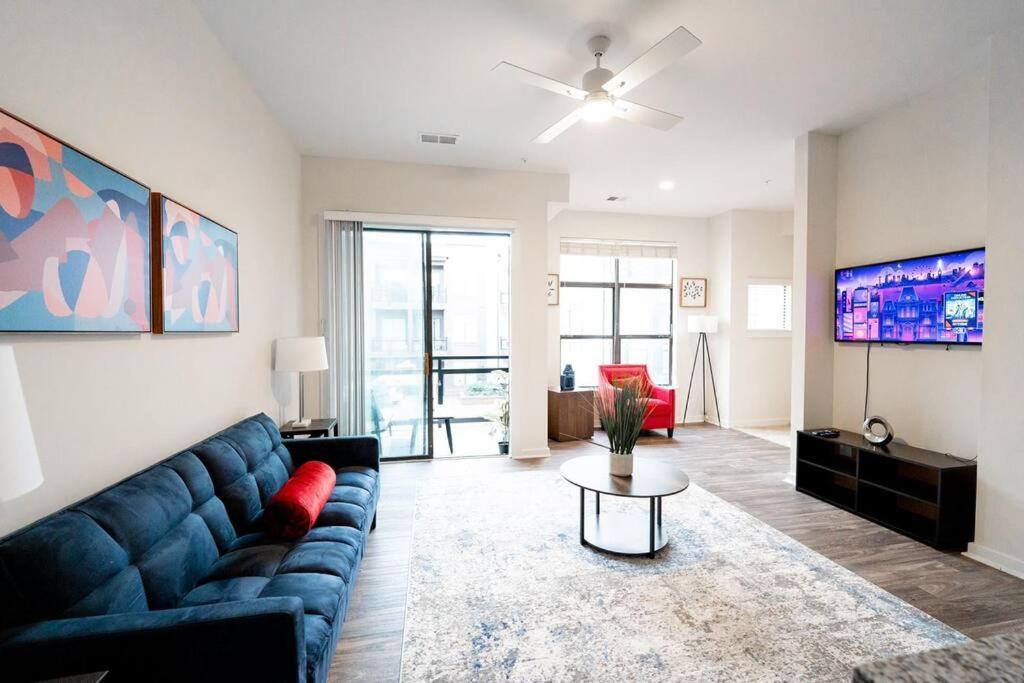 Luxury Apartment Wifi, Gym, Pool, Shops & Food! Unit 329 Шарлът Екстериор снимка