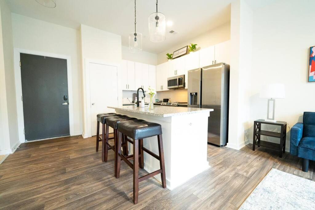 Luxury Apartment Wifi, Gym, Pool, Shops & Food! Unit 329 Шарлът Екстериор снимка