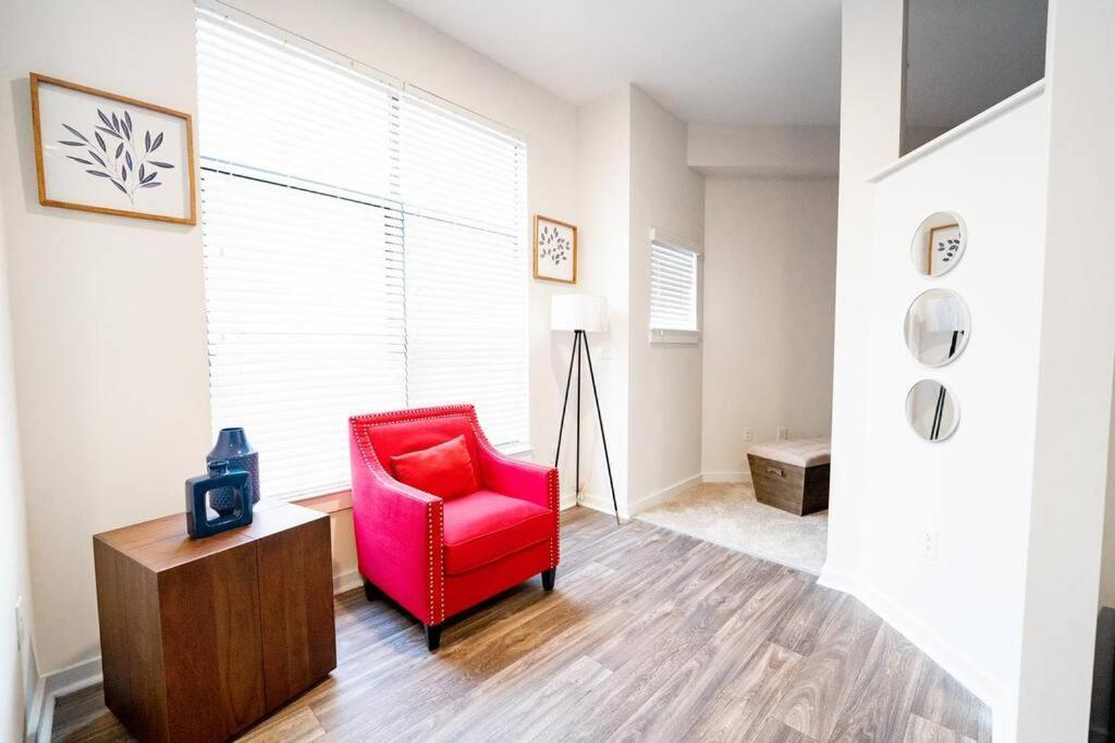Luxury Apartment Wifi, Gym, Pool, Shops & Food! Unit 329 Шарлът Екстериор снимка
