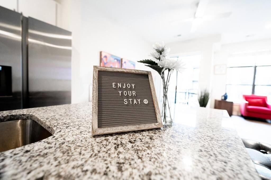 Luxury Apartment Wifi, Gym, Pool, Shops & Food! Unit 329 Шарлът Екстериор снимка