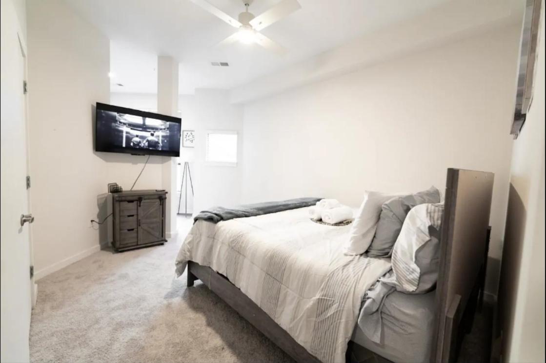 Luxury Apartment Wifi, Gym, Pool, Shops & Food! Unit 329 Шарлът Екстериор снимка